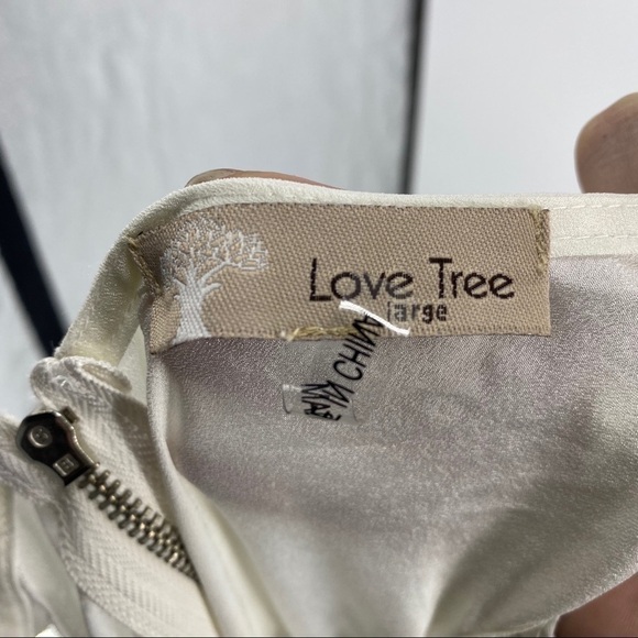 Love Tree white ruffle front black belt blouse. Sleeveless v-neck. Career work - Picture 12 of 12